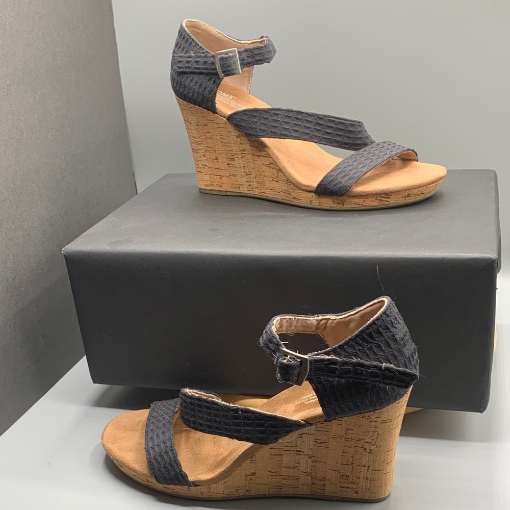 TOMS | 10 WOMENS OPEN TOE CORK WEDGE PLATFORM SANDALS | BLACK TAN BROWN